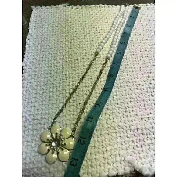 Cream floral enamel necklace - Picture 3 of 5